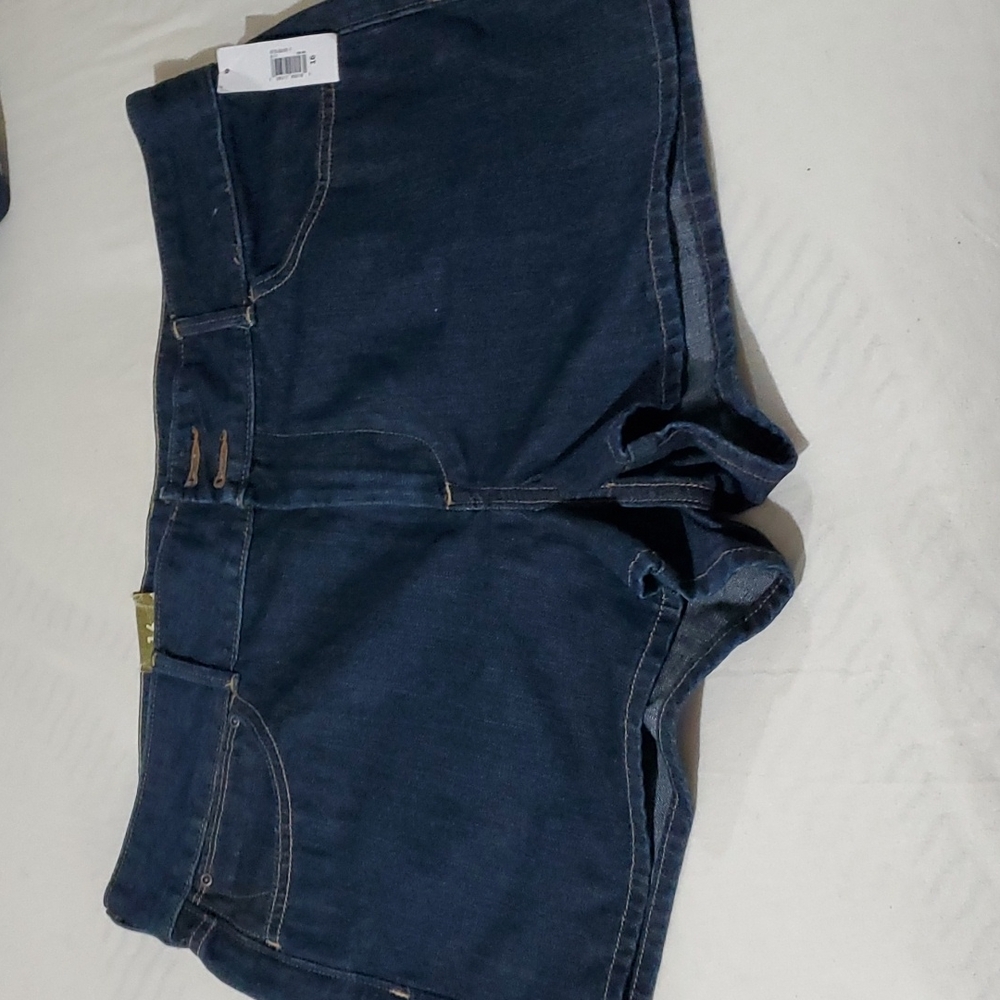 Shorts‎